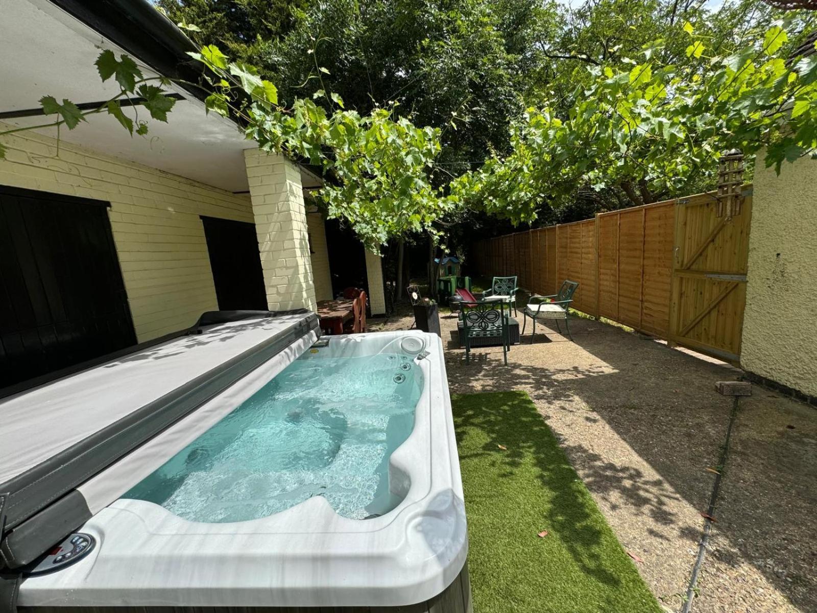 Rural Lodge Stay In Windsor! Hot Tub! Sleeps 20 เบรย์ ภายนอก รูปภาพ