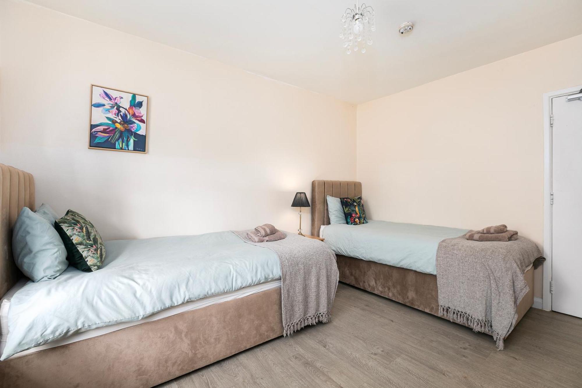 Rural Lodge Stay In Windsor! Hot Tub! Sleeps 20 เบรย์ ภายนอก รูปภาพ