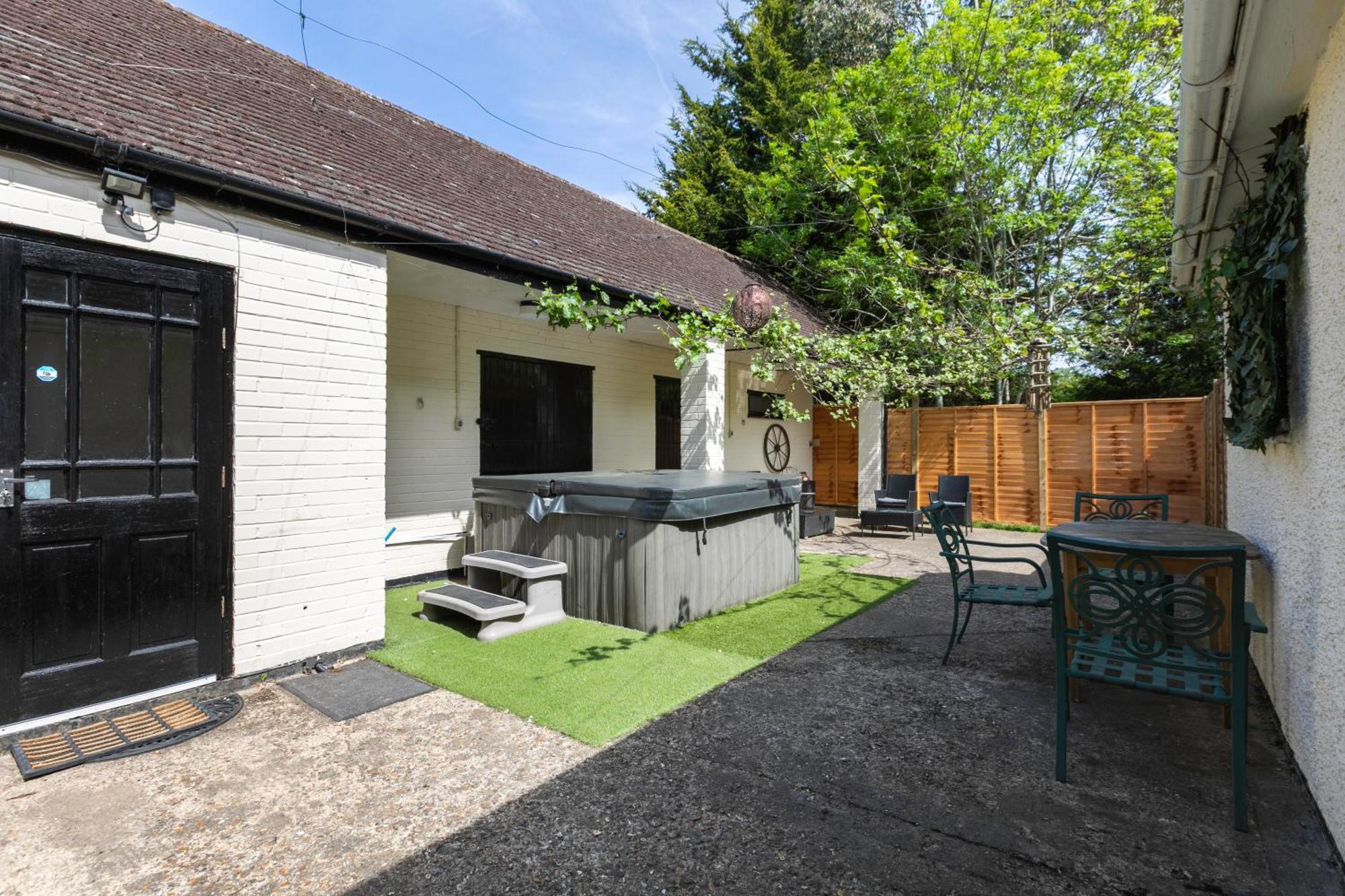 Rural Lodge Stay In Windsor! Hot Tub! Sleeps 20 เบรย์ ภายนอก รูปภาพ