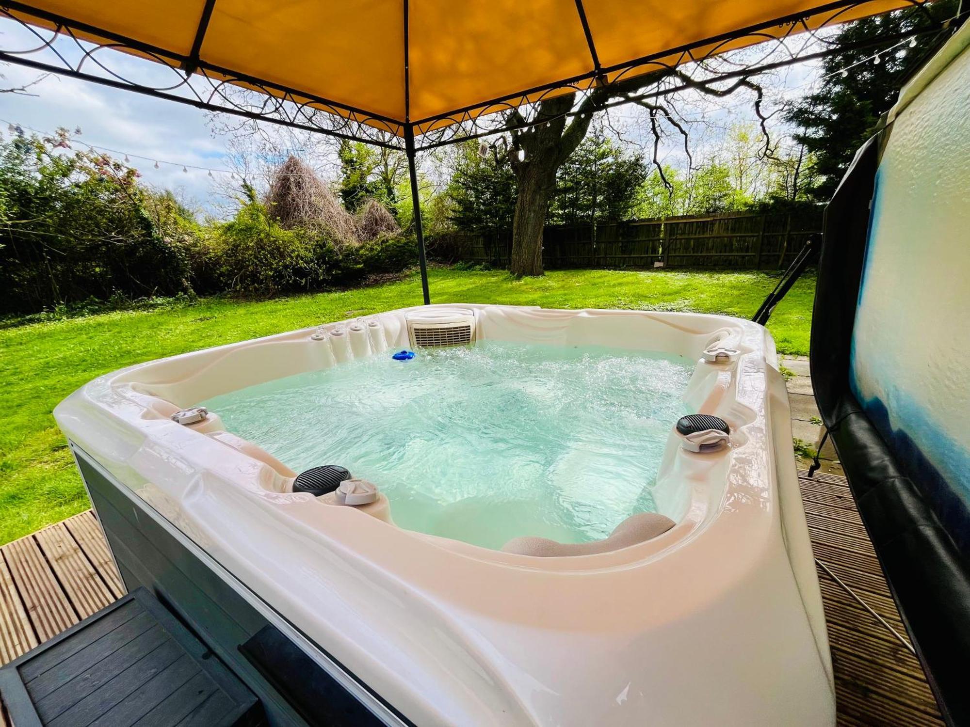 Rural Lodge Stay In Windsor! Hot Tub! Sleeps 20 เบรย์ ภายนอก รูปภาพ