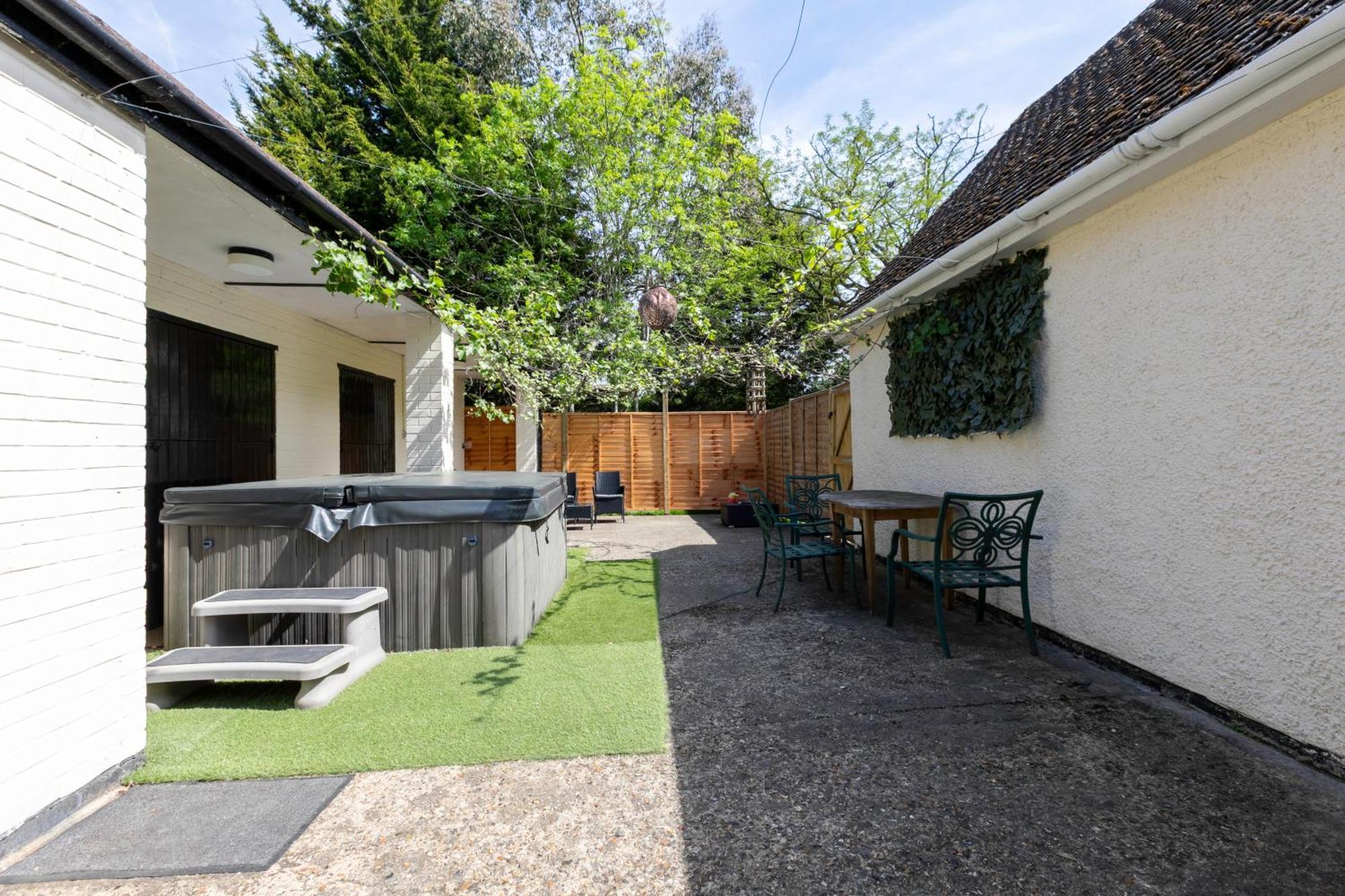 Rural Lodge Stay In Windsor! Hot Tub! Sleeps 20 เบรย์ ภายนอก รูปภาพ