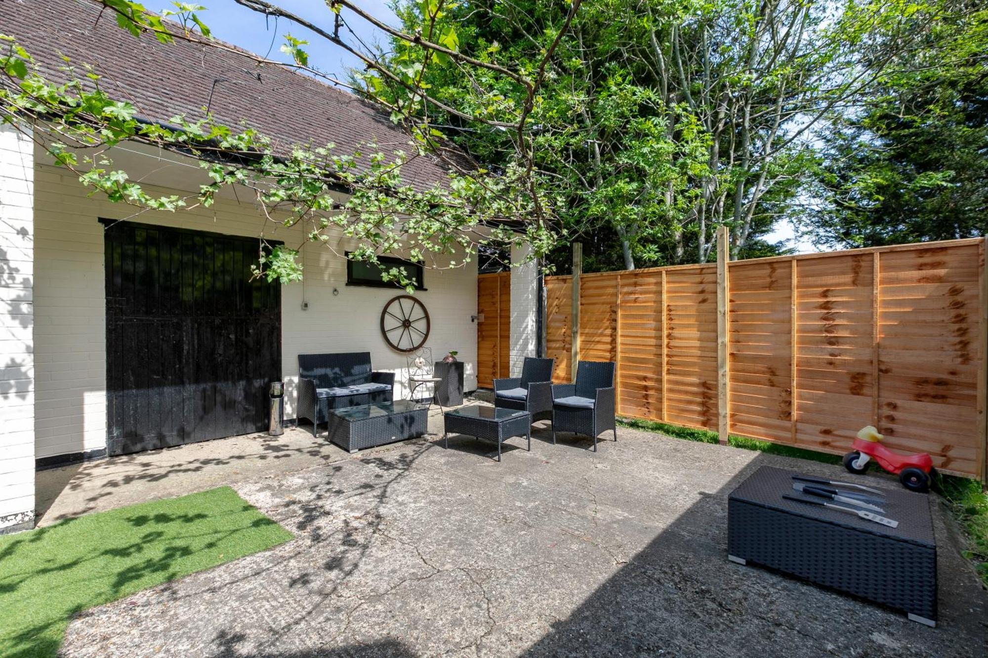 Rural Lodge Stay In Windsor! Hot Tub! Sleeps 20 เบรย์ ภายนอก รูปภาพ